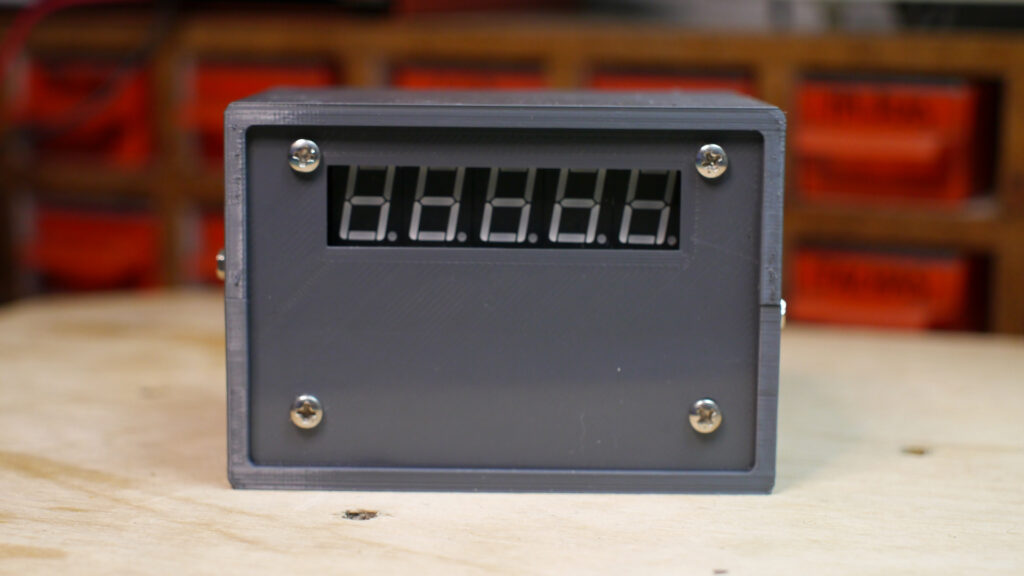 Frequencímetro analógico 30Mhz em cima de uma bancada de trabalho
