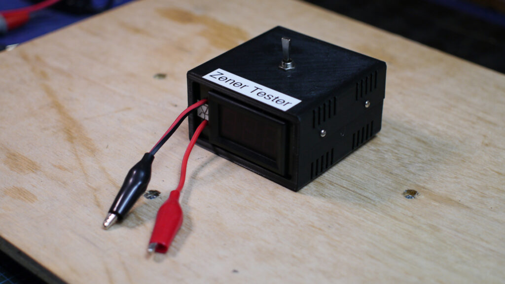 Testador e detetor para diodos Zener em cima de uma bancada