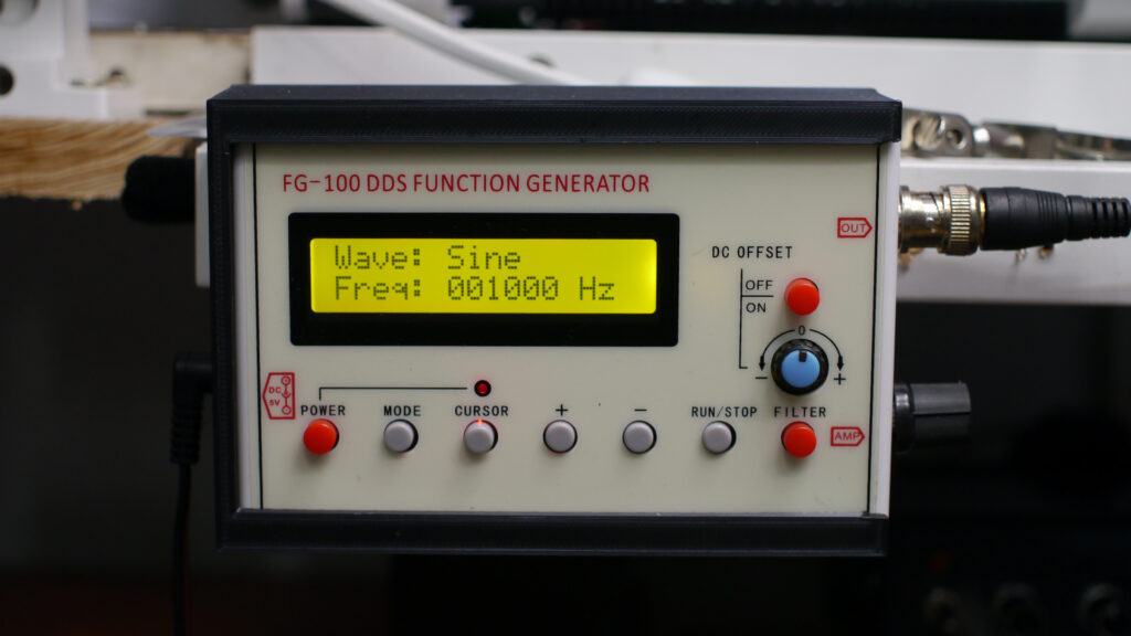 Exterior do Gerador de funções FG-100 500Khz