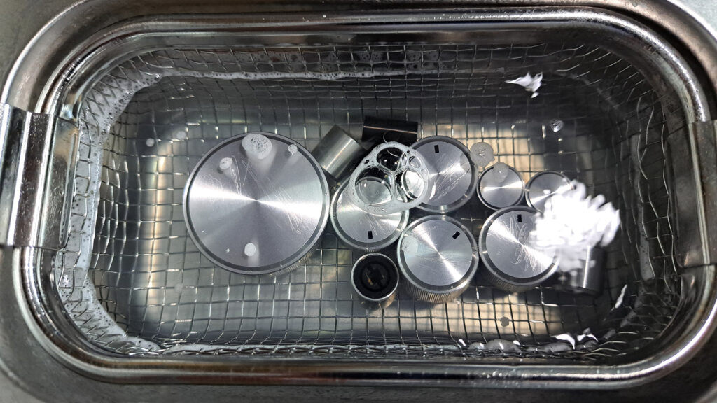 Botões do painel frontal do Amplificador Sansui AU-2900 a serem lavados em ultra-som dentro de um cesto