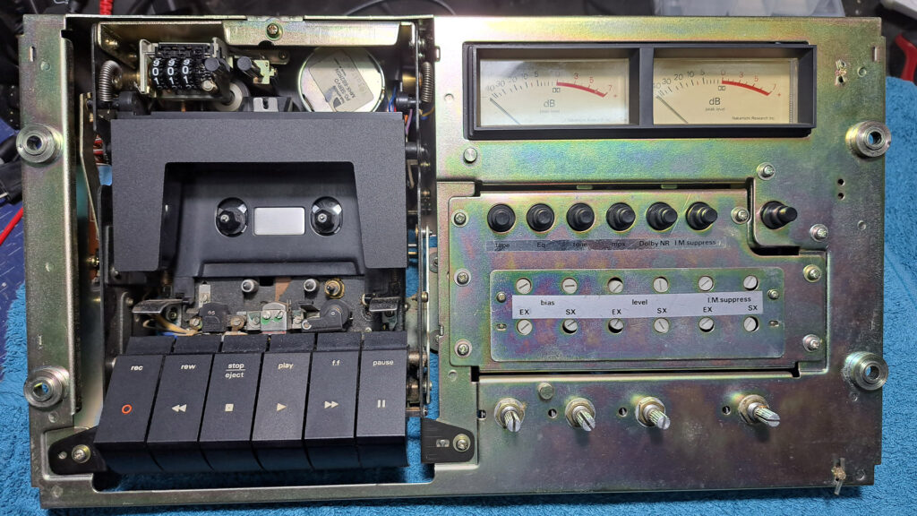Interior do Cassette Deck Nakamichi 600 pronto para limpeza e restauro