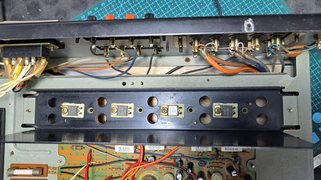 Interior do Amplificador Sansui AU-2900, onde se vêem os coletores dos transístores.
