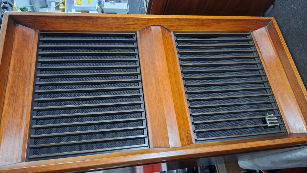 Exterior das Colunas McIntosh ML-10C em cima de uma bancada de repação