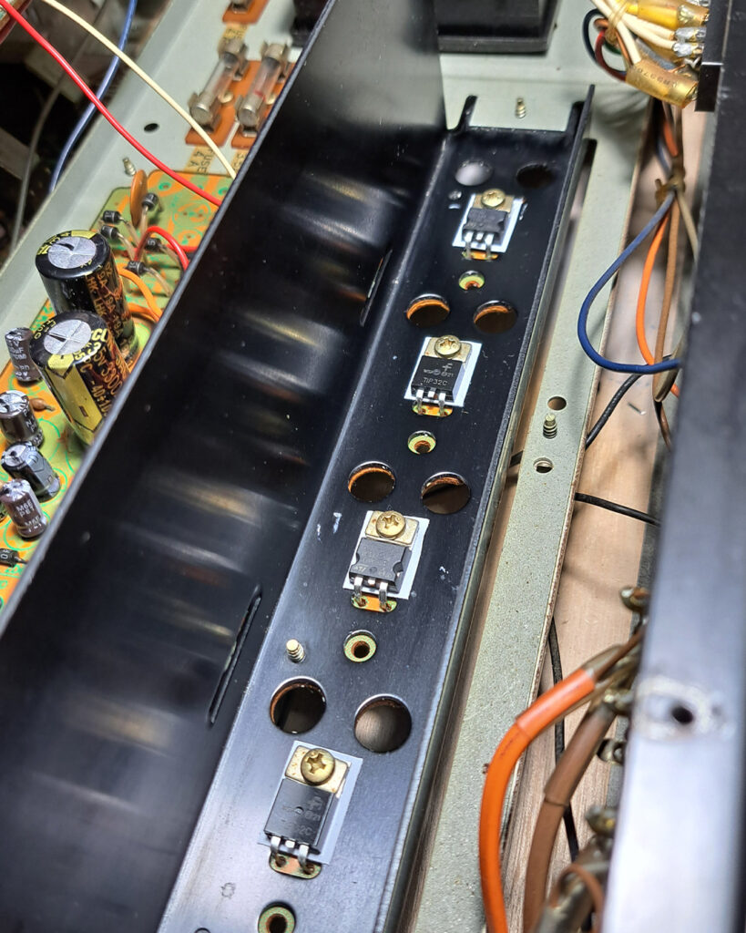 verificação de curtos-circuitos no Ampificador Sansui AU 2900 numa bancada de reparos