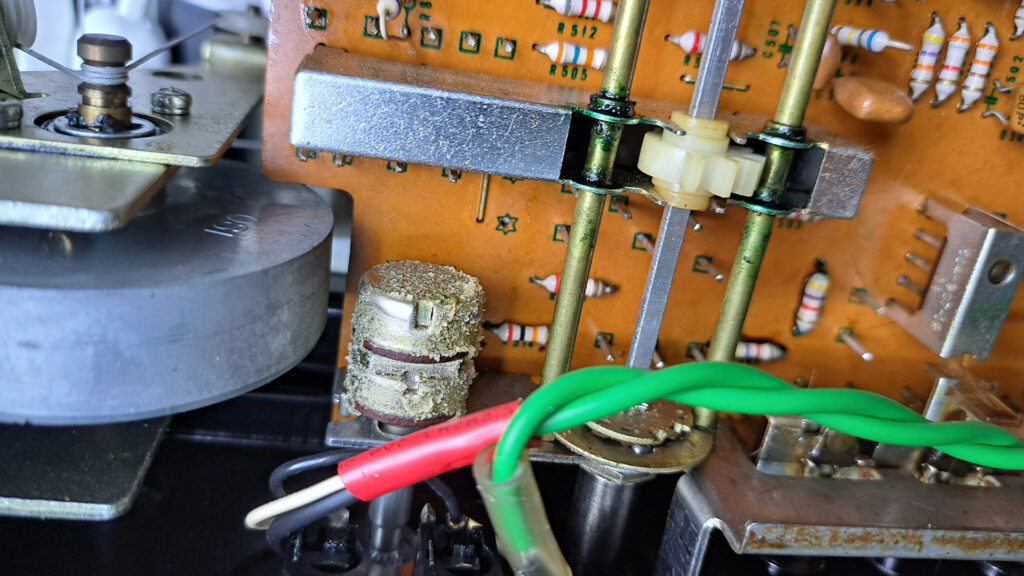 Potenciómetros no interior do Recetor Sony STR-6046A