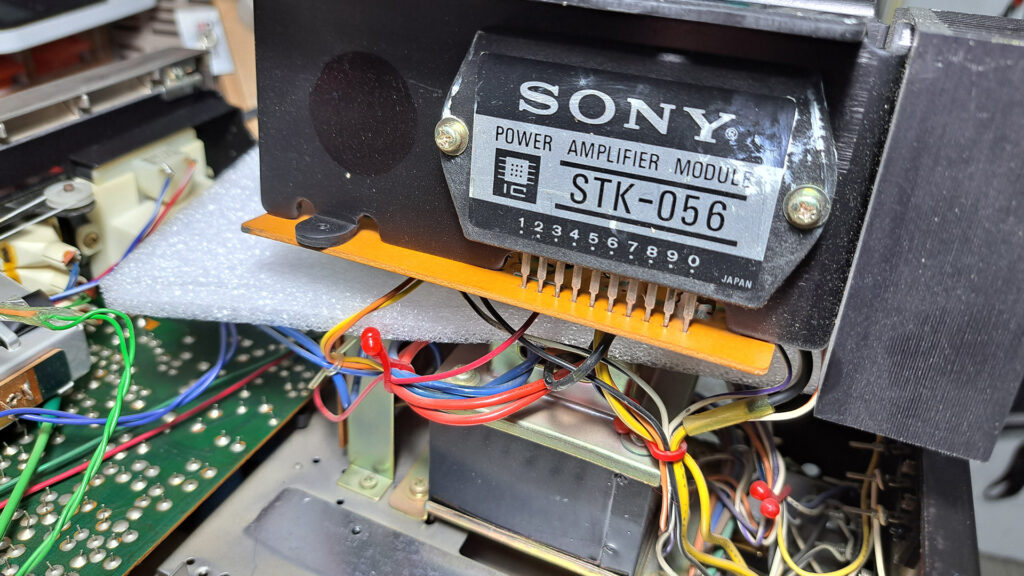 Dois Power Packs Sony no interior do Power Packs Recetor Sony STR 6046A