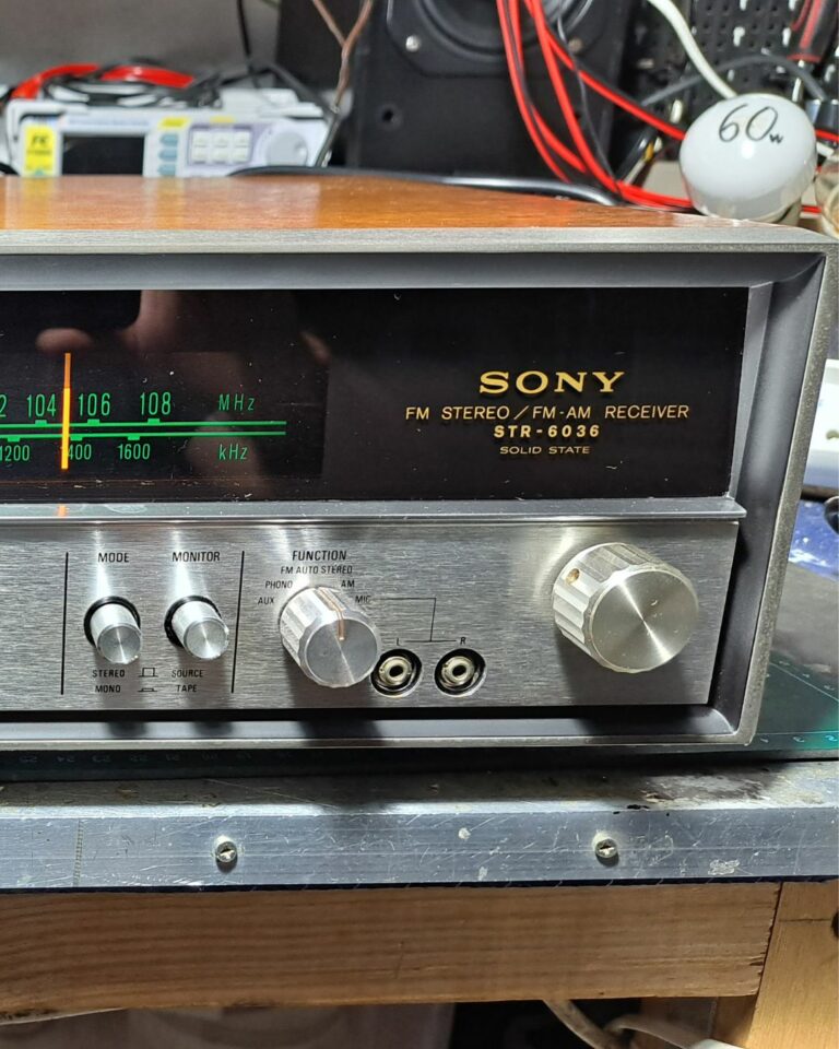 Exterior do recetor Sony STR-6036