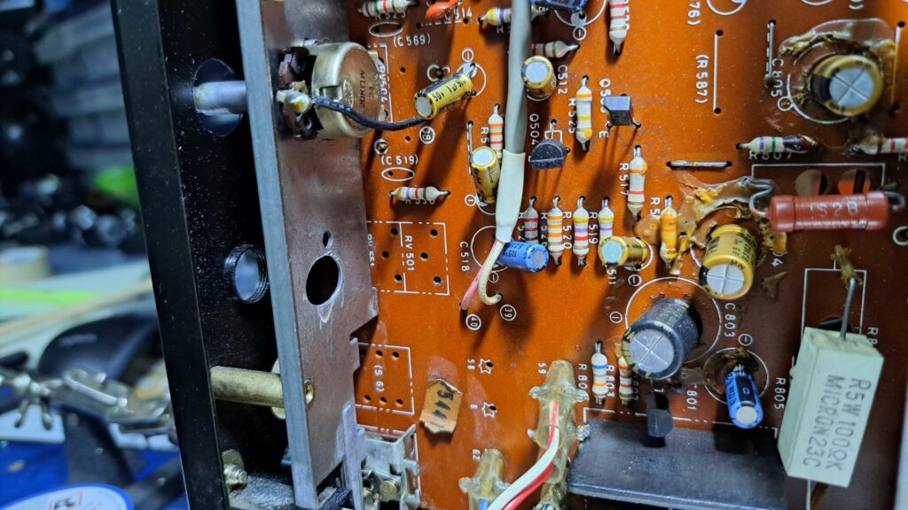 Fios no interior do Recetor Sony STR-6036
