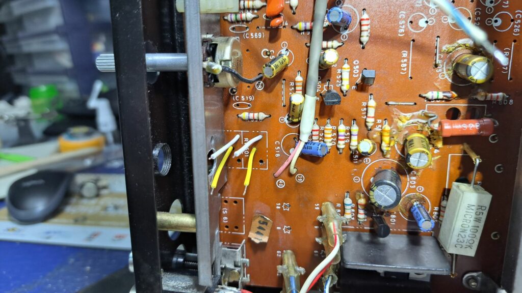 Fios no interior do Recetor Sony STR-6036