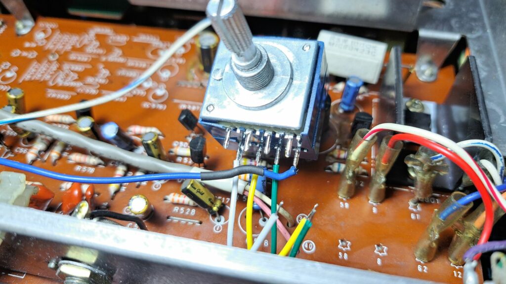 Fios no interior do Recetor Sony STR-6036