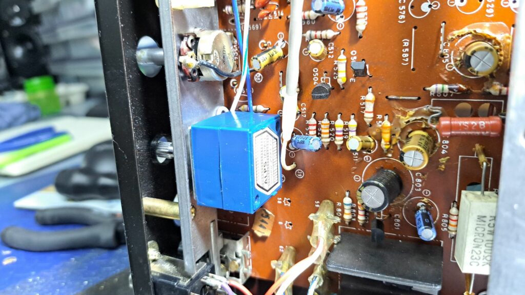 Fios e componentes no interior do Recetor Sony STR-6036