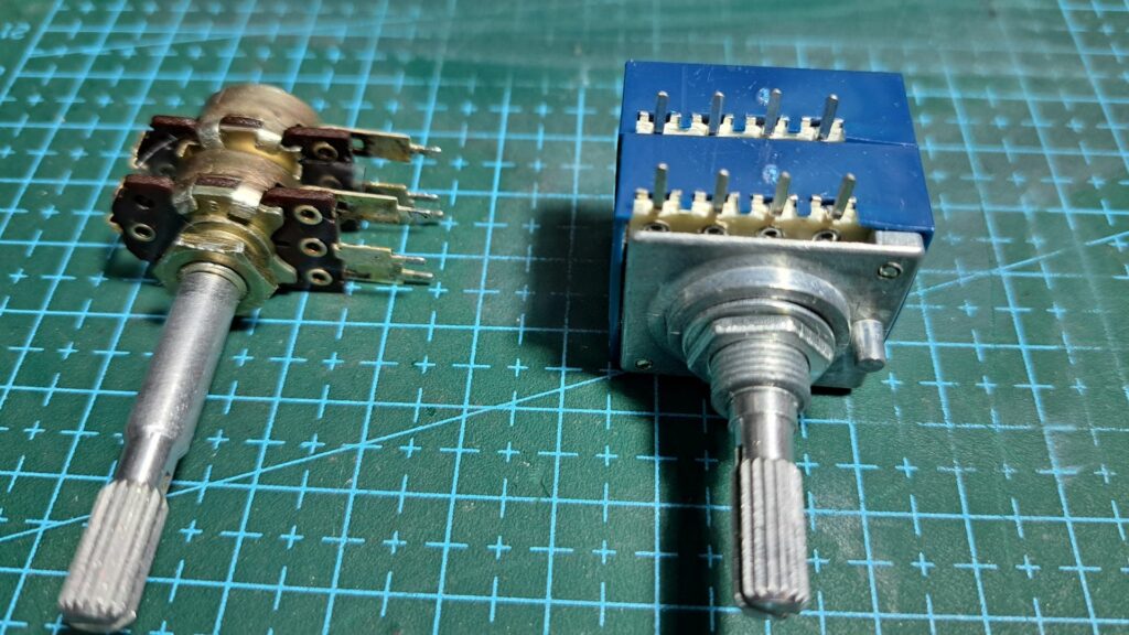 Potenciómetro do recetor Sony STR-6036 em cima de uma bancada de trabalho