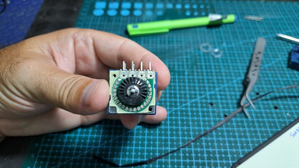 Potenciómetro do recetor Sony STR-6036 a ser segurado por uma mão