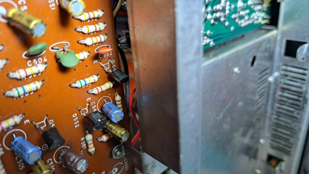 Substituição dos transístores da placa de tom do recetor Sony STR-6036
