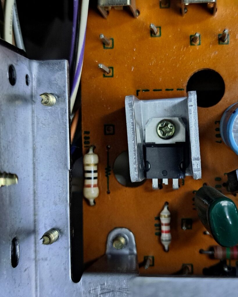 Substituição do transístor de regulação da fonte de alimentação do recetor Sony STR-6036