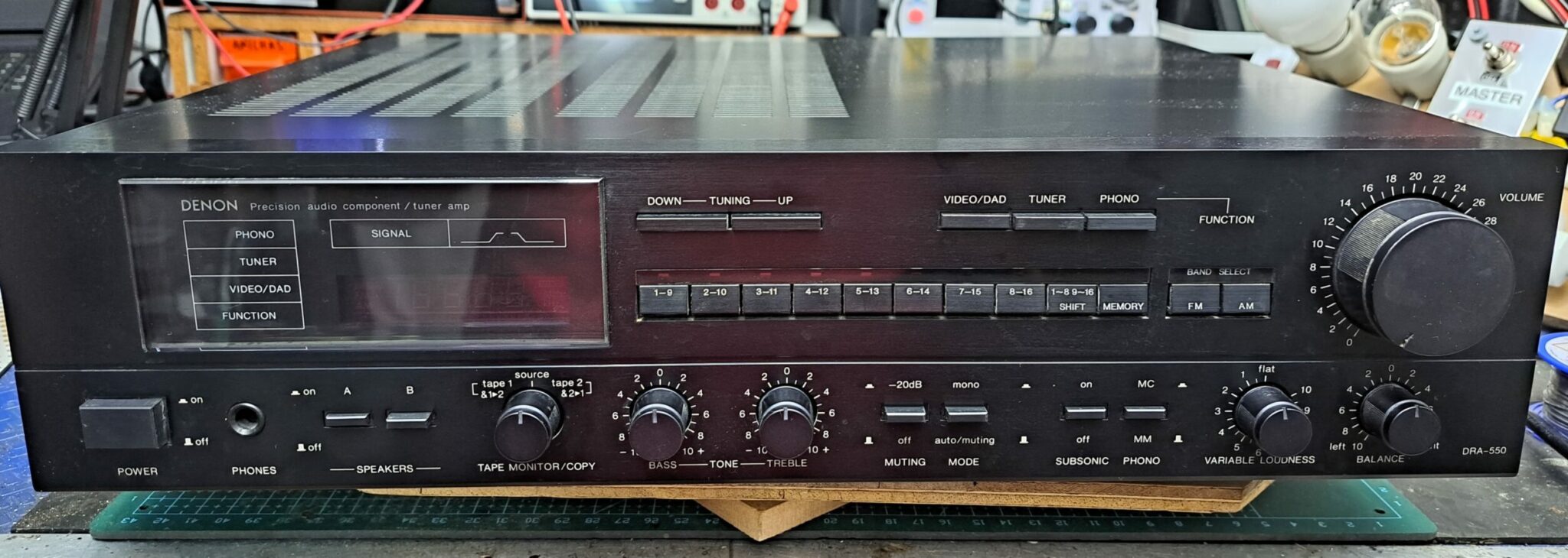 Vista exterior do recetor Denon DRA-550
