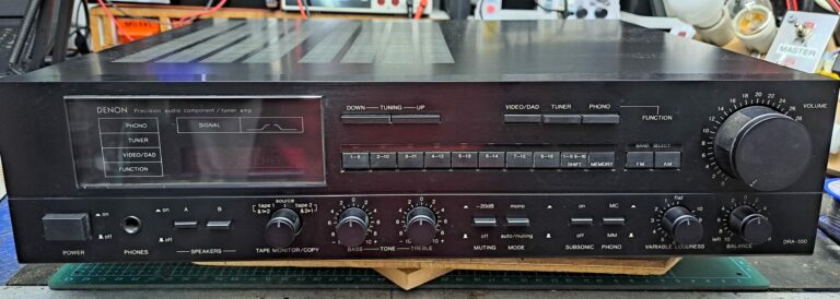 Vista exterior do recetor Denon DRA-550