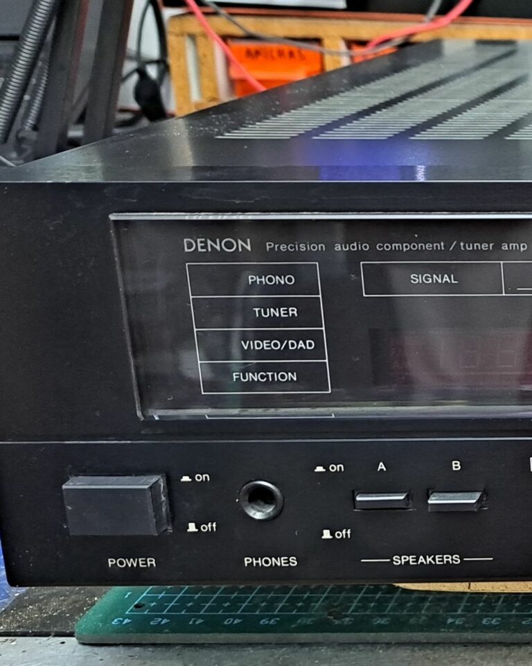Vista exterior do recetor Denon DRA-550