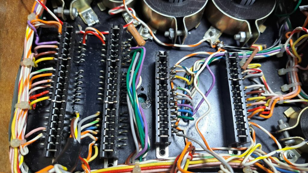 Limpeza das slots das placas do Amplificador Leak Delta 70