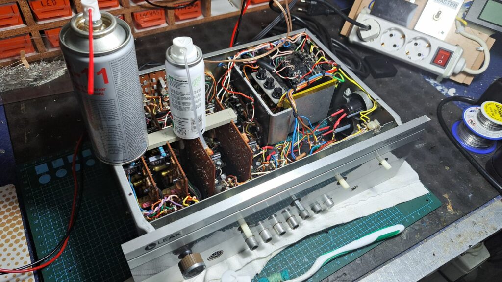 Limpeza dos switches do Amplificador Leak Delta 70