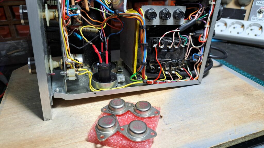 Novos transistores new old stock do Amplificador Leak Delta 70
