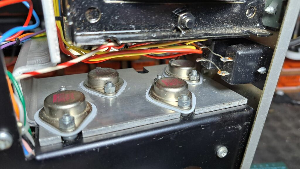 Novos transistores new old stock do Amplificador Leak Delta 70