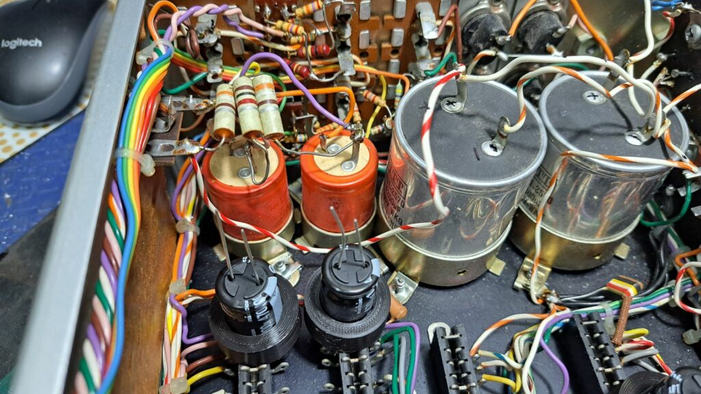 Condensadores de filtragem do Amplificador Leak Delta 70