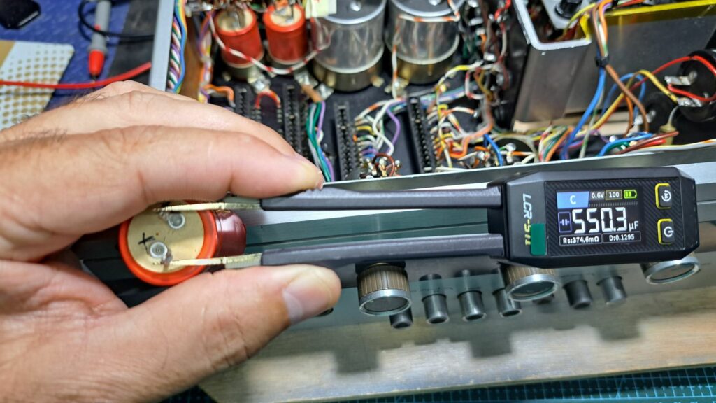 Condensadores de filtragem do Amplificador Leak Delta 70