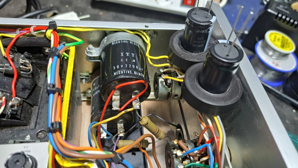 Reparação dos condensadores de filtragem do Amplificador Leak Delta 70