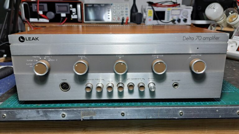 Exterior do Amplificador Leak Delta 70