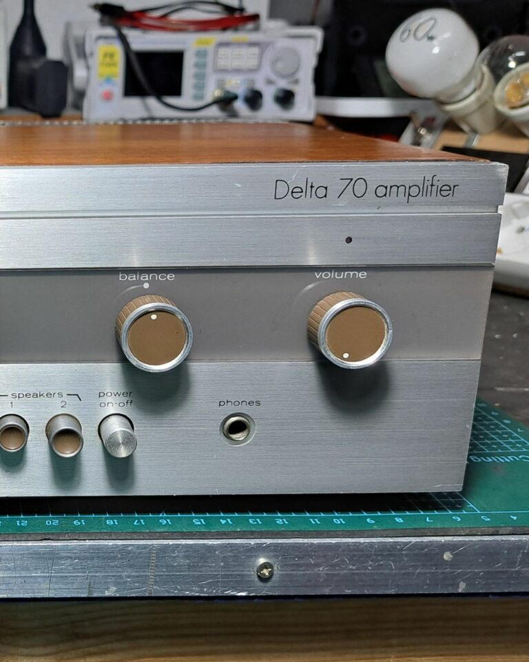 Exterior do Amplificador Leak Delta 70