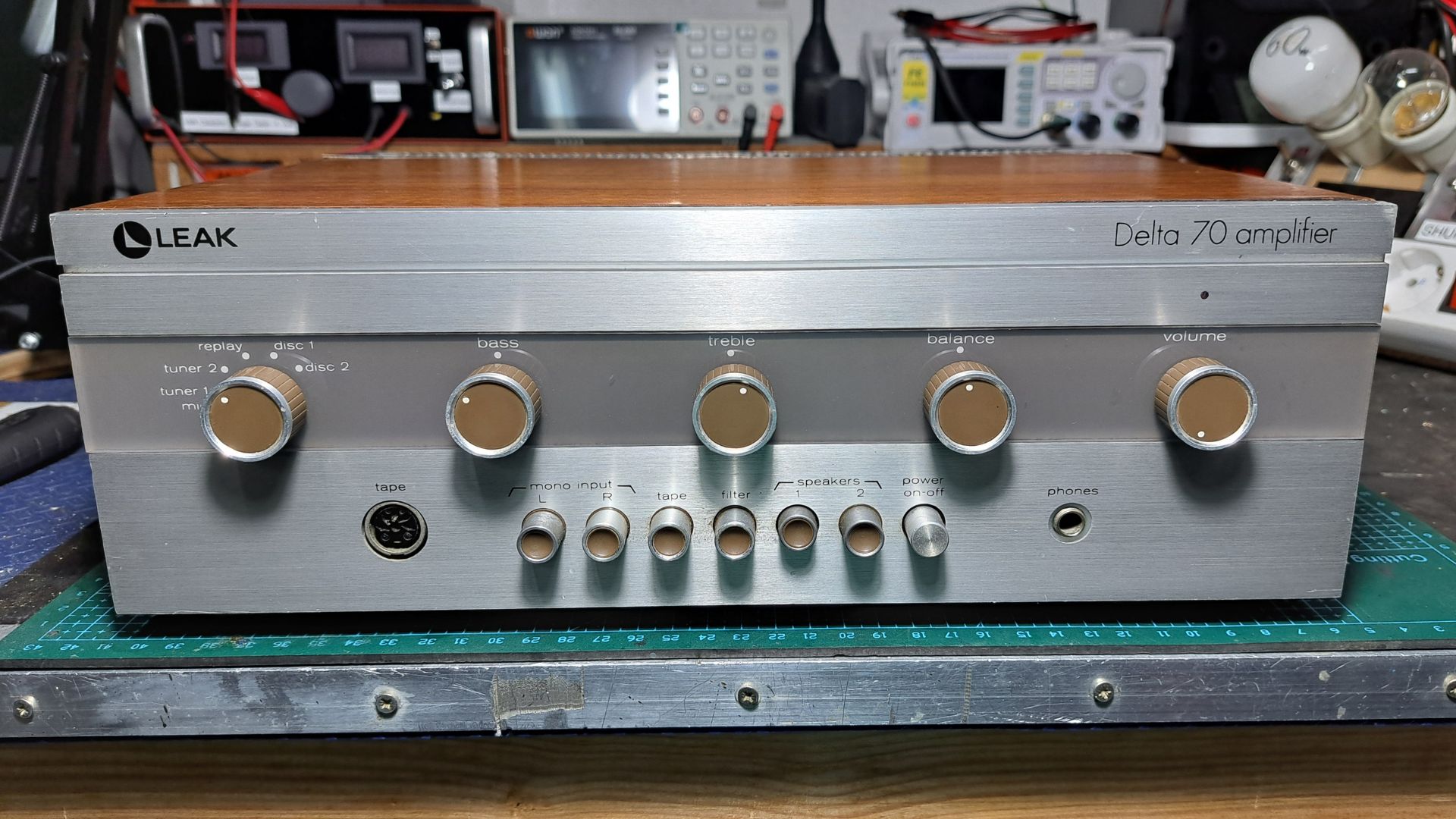 Exterior do Amplificador Leak Delta 70