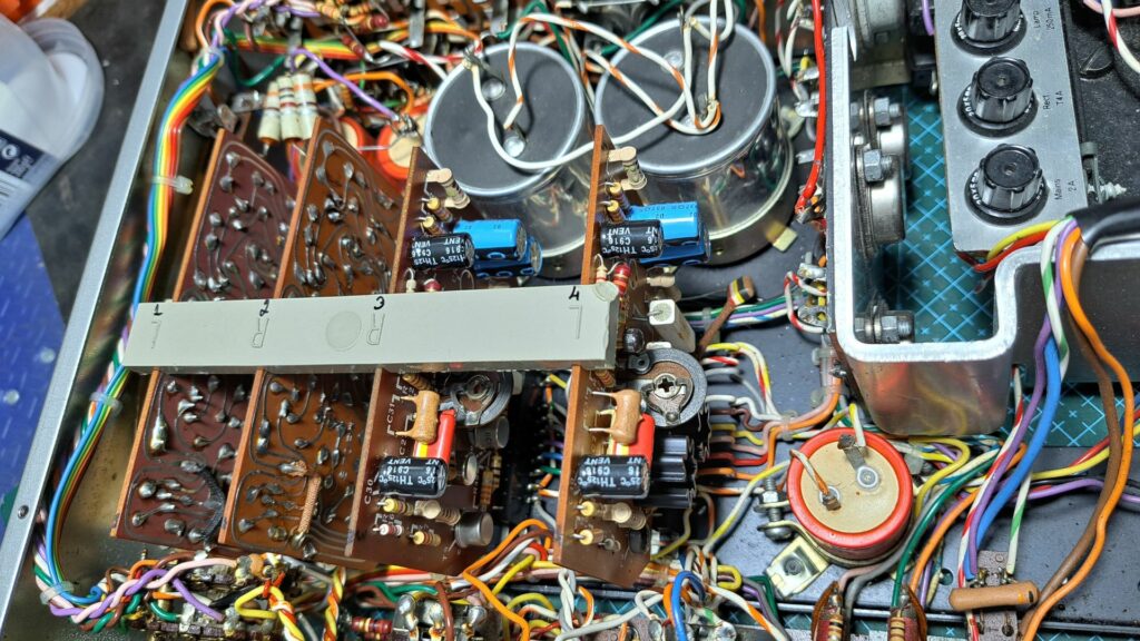 Interior do Amplificador Leak Delta 70