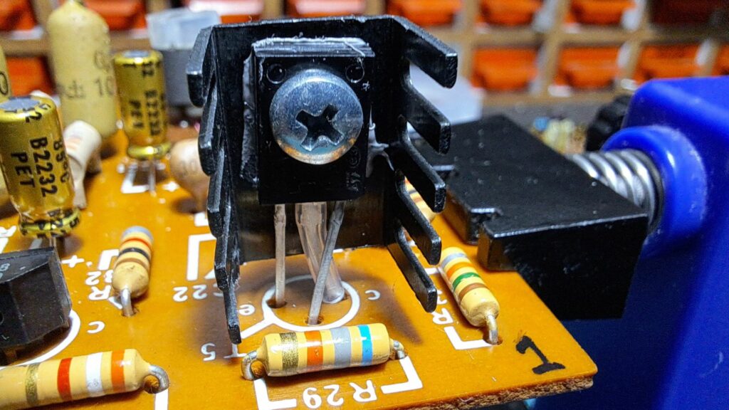 Novos transistores do Amplificador Leak Delta 70