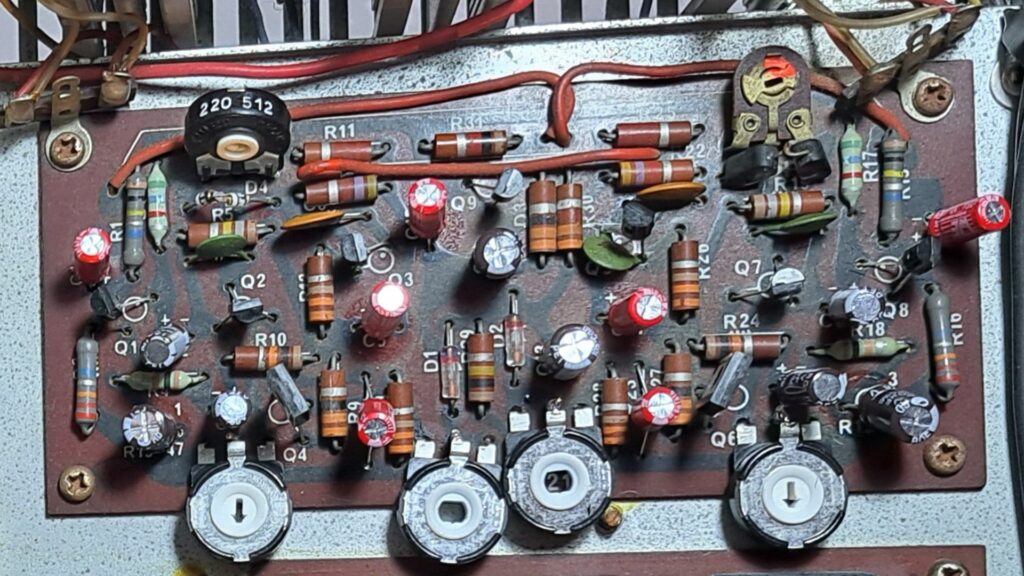Placa de drivers no interior do Amplificador Kenwood KA-2500