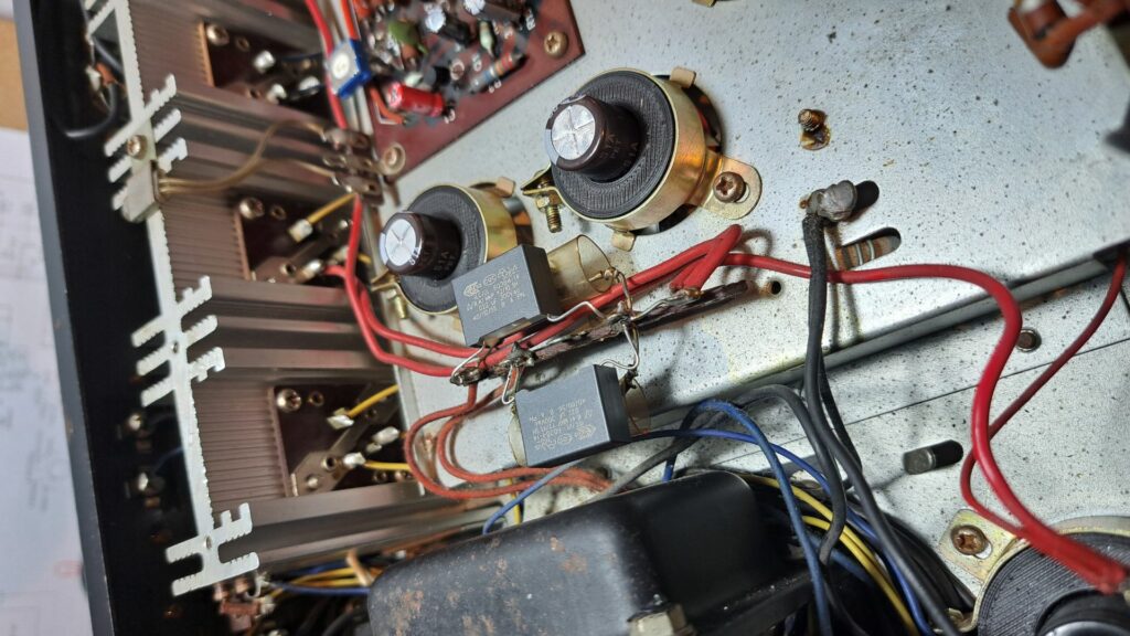 Condensadores de segurança e proteção no interior do Amplificador Kenwood KA-2500