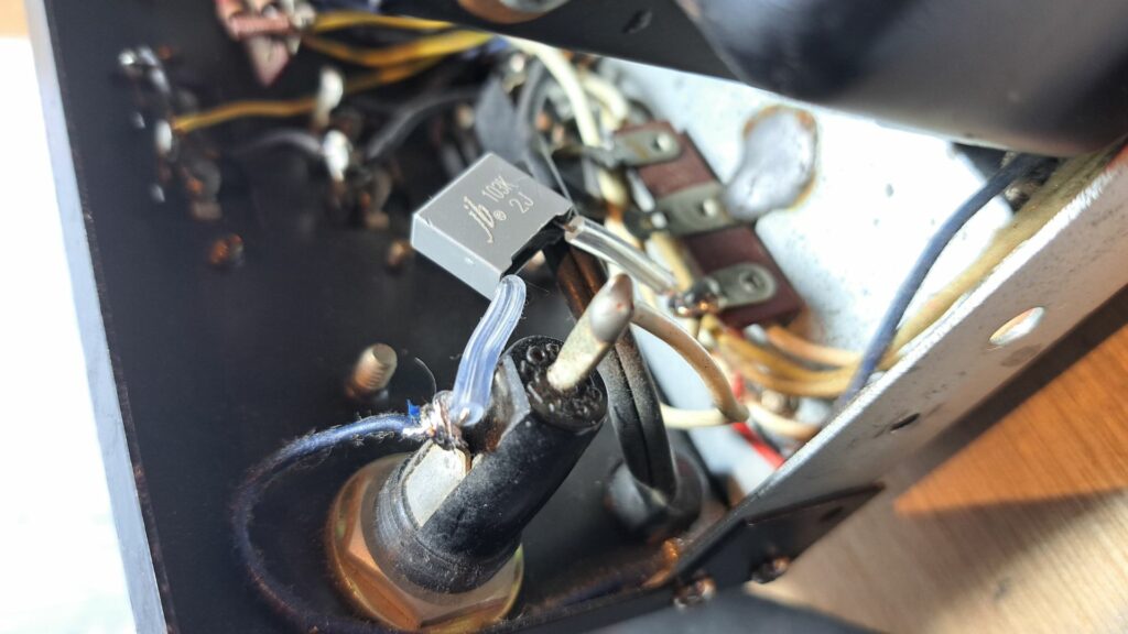 Condensadores de segurança e proteção no interior do Amplificador Kenwood KA-2500