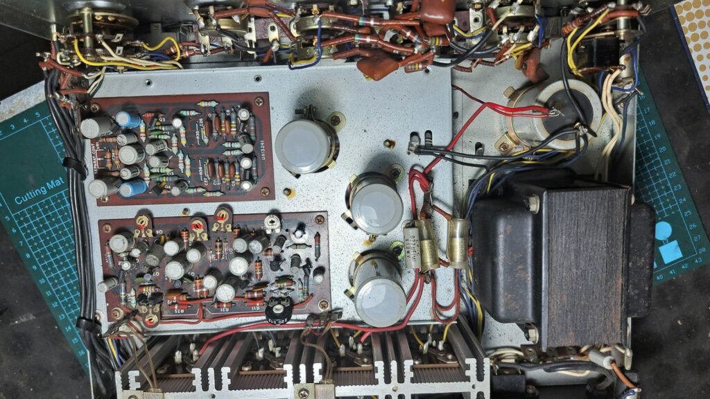 Interior do Amplificador Kenwood KA-2500