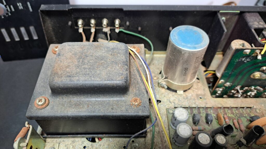 Interior do Recetor Pioneer SX-770