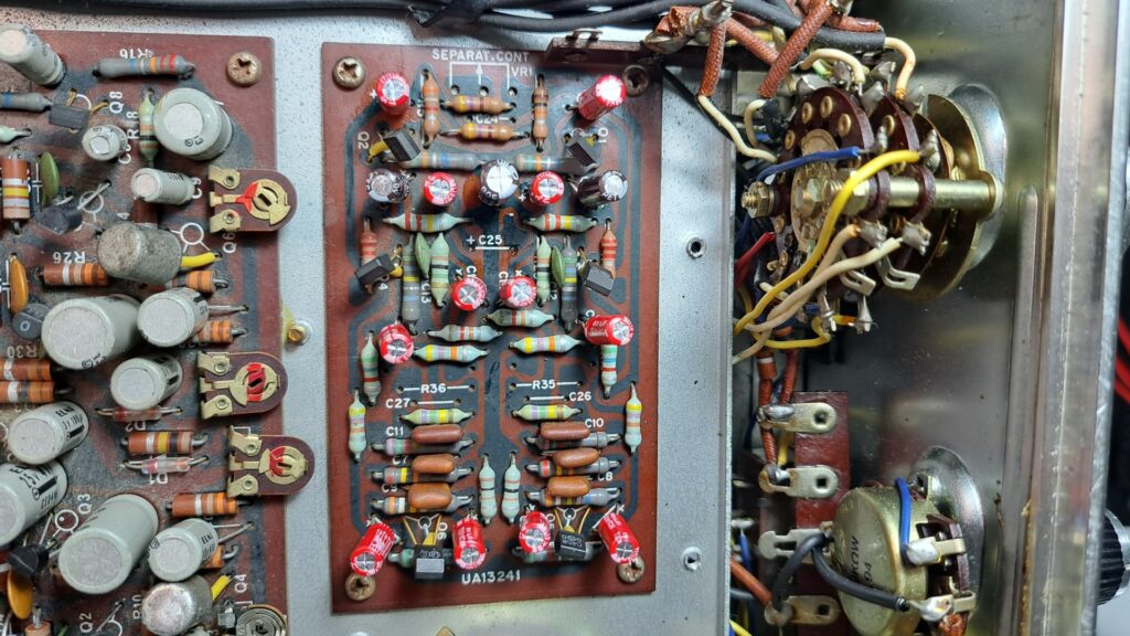 Substituição dos condensadores da placa interior do Amplificador Kenwood KA-2500