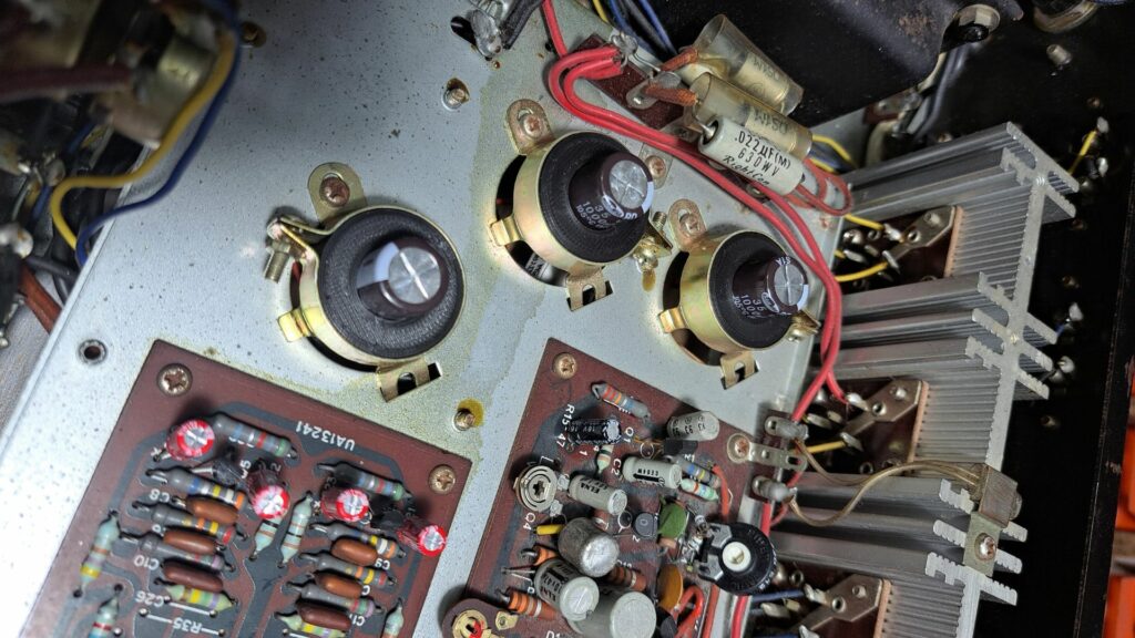 Condensadores de coupling de saída de áudio no interior do Amplificador Kenwood KA-2500