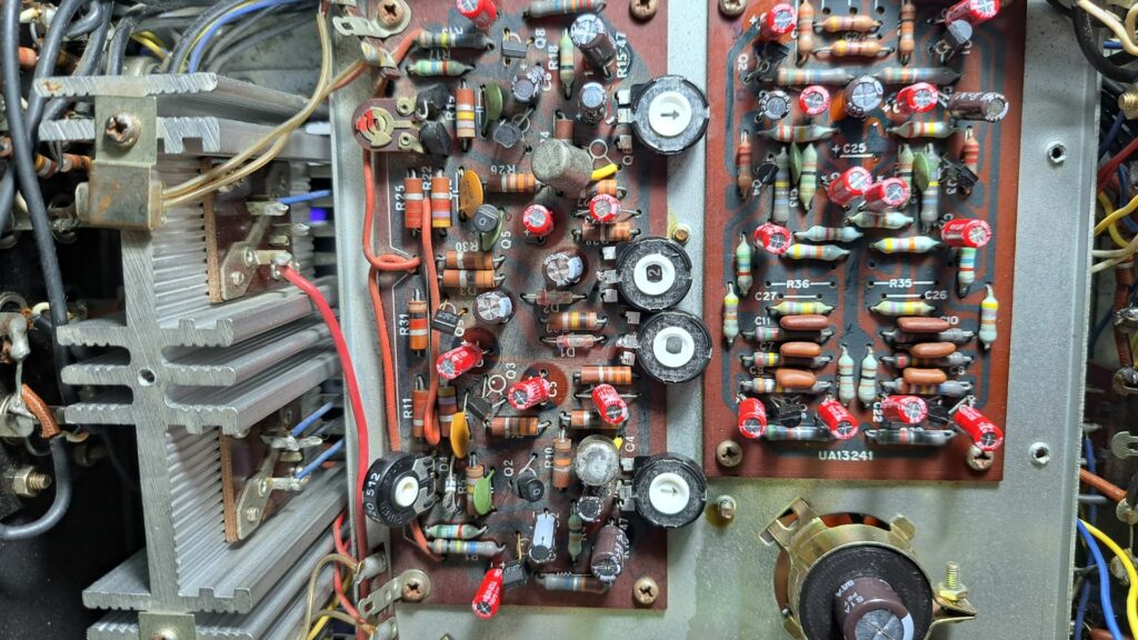 Placa de drivers no interior do Amplificador Kenwood KA-2500