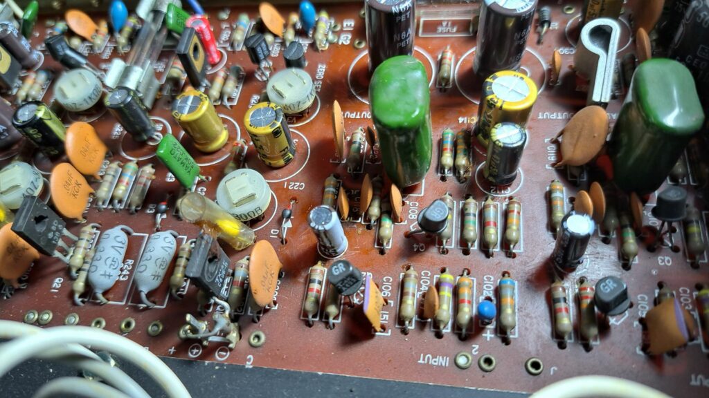 Condensadores Nichicon Gold áudio grade e Nichicon black GR do Amplificador Luxman 700X