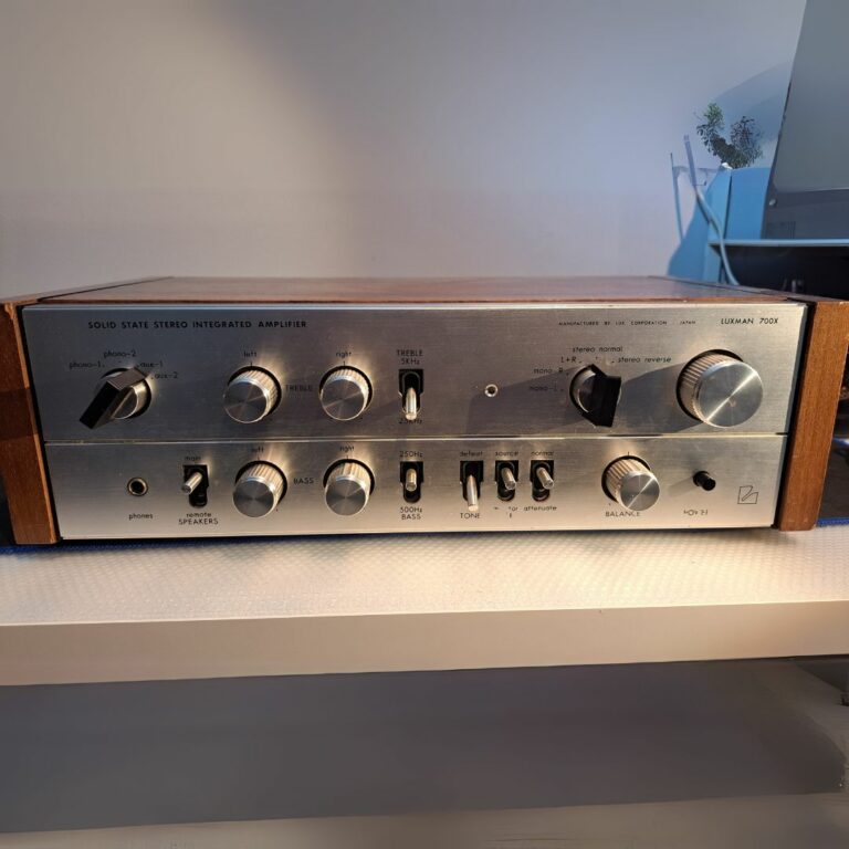 Exterior do Amplificador Luxman 700X