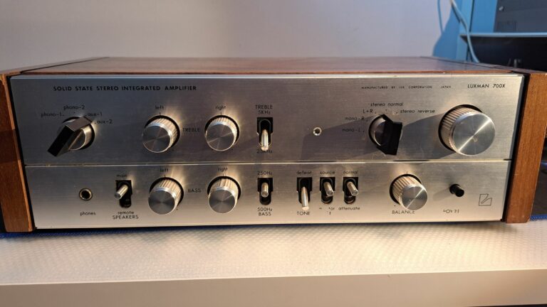 Exterior do Amplificador Luxman 700X