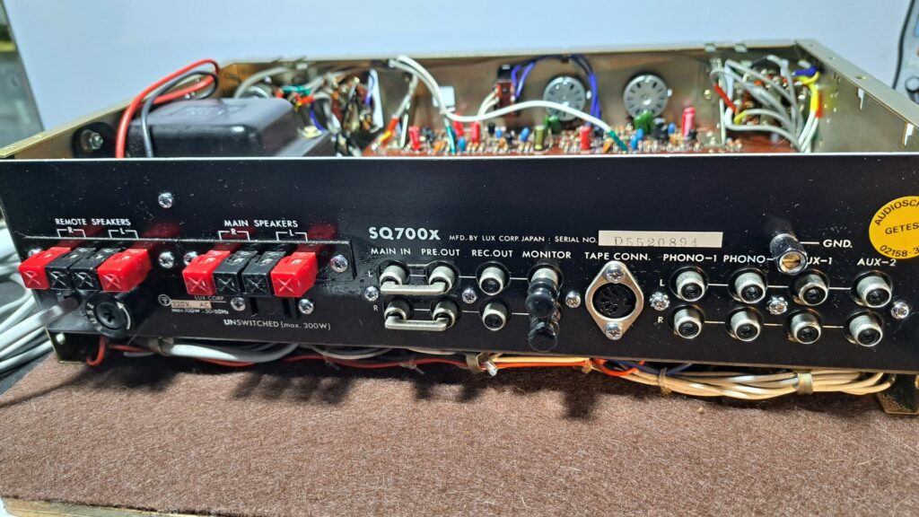 Limpeza e polir as fichas RCA e clips de saída de áudio do Amplificador Luxman 700X