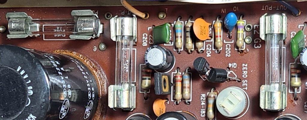 Interior do Amplificador Luxman 700X onde se vêm os seus fusíveis