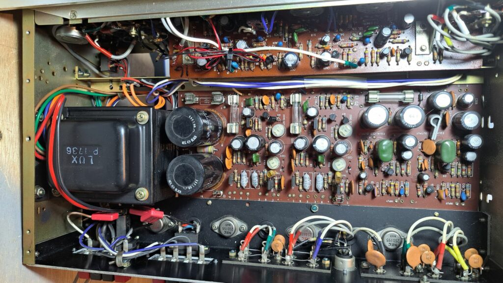 Interior do Amplificador Luxman 700X