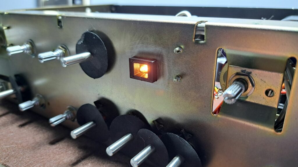 Substituição da lâmpada do Amplificador Luxman 700X