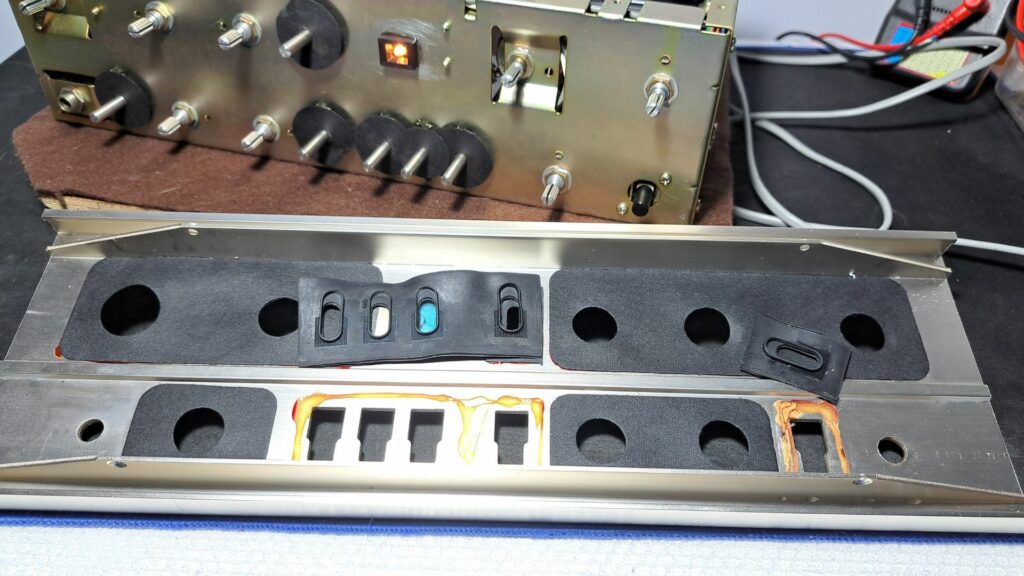 Limpeza do painel frontal e colagem das borrachas vedantes do Amplificador Luxman 700X